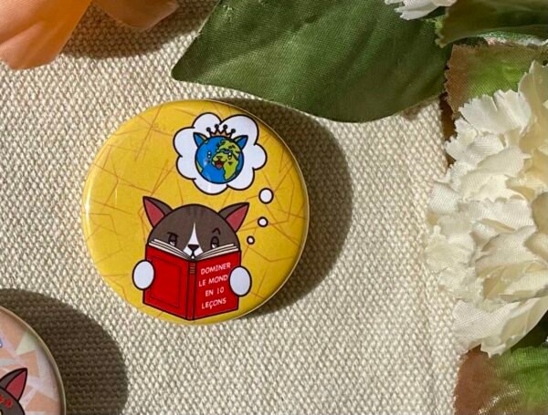 Badge rond Dominer le monde - Collection Moody Cat