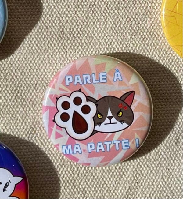Badge rond Parle à ma patte - Collection Moody Cat