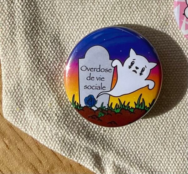 Badge rond Overdose de vie sociale - Collection Moody cat